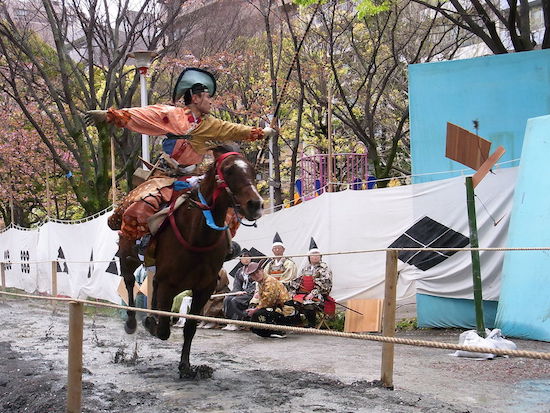 東京で流鏑馬 やぶさめ を見るなら浅草で 馬から的に弓を射る姿は圧巻 浅草観光のオトモ