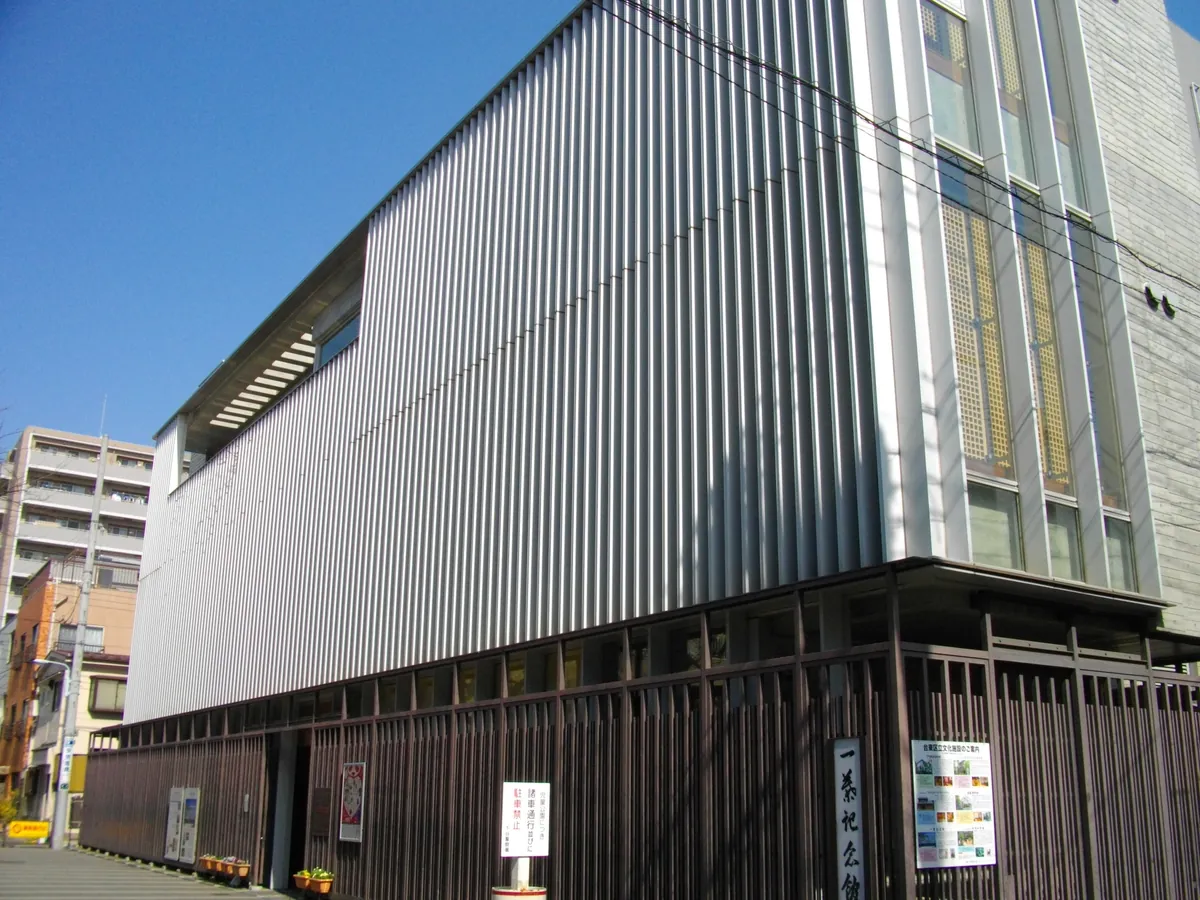 台東区竜泉にある一葉記念館の外観（2013年撮影）