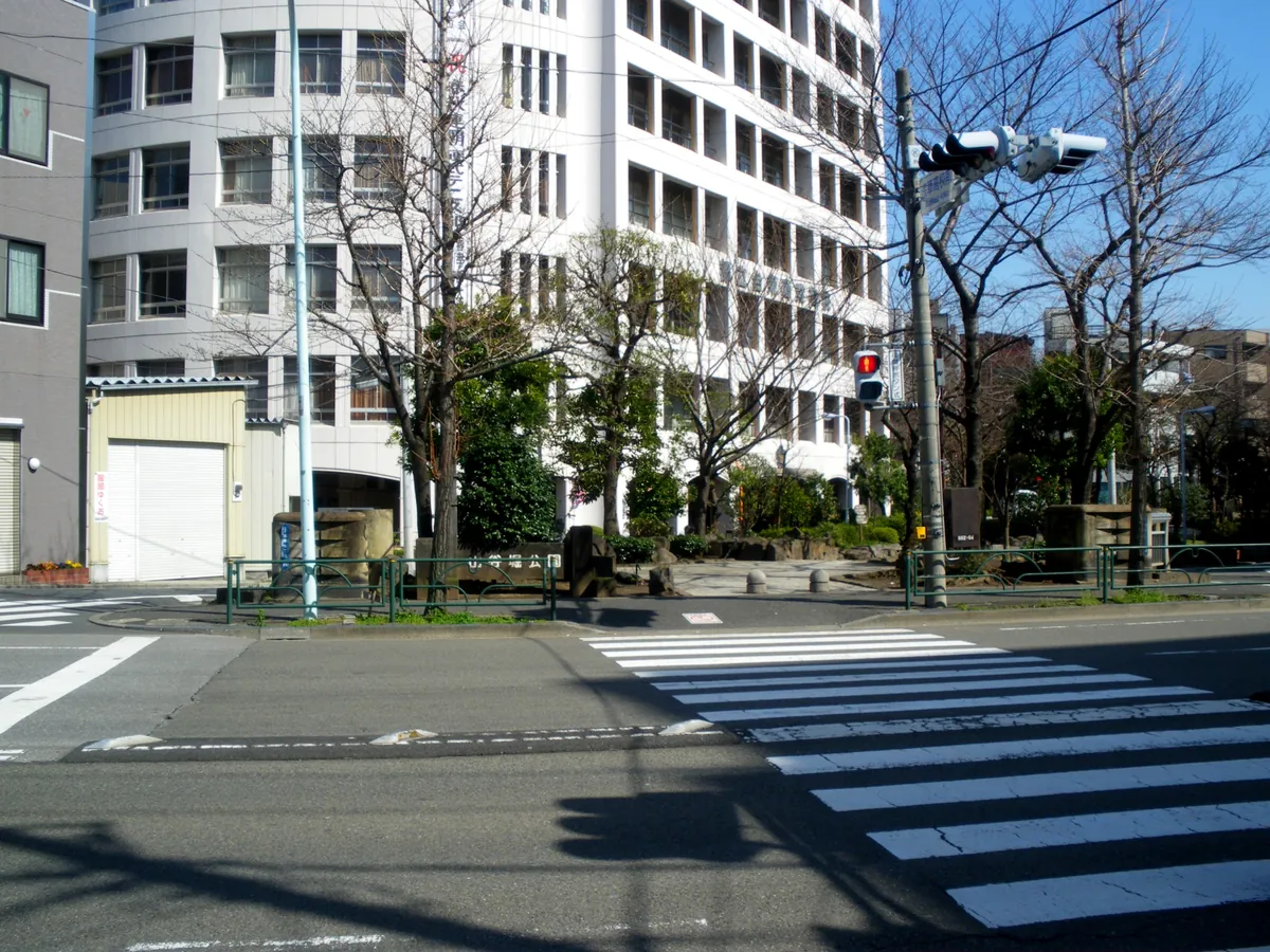 山谷堀公園の吉野橋跡付近にある園路の入口（2009年撮影）