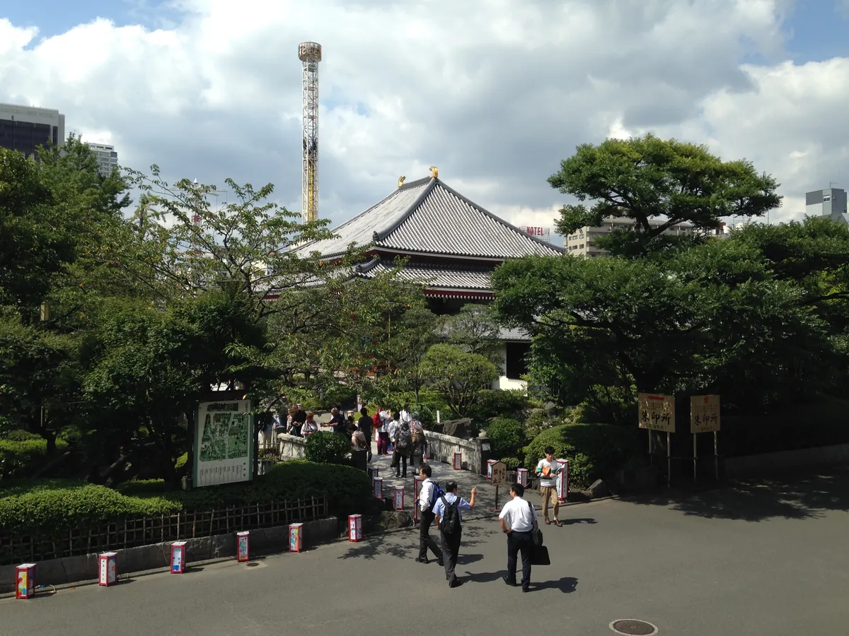浅草寺本堂前から見た、木々に囲まれた影向堂