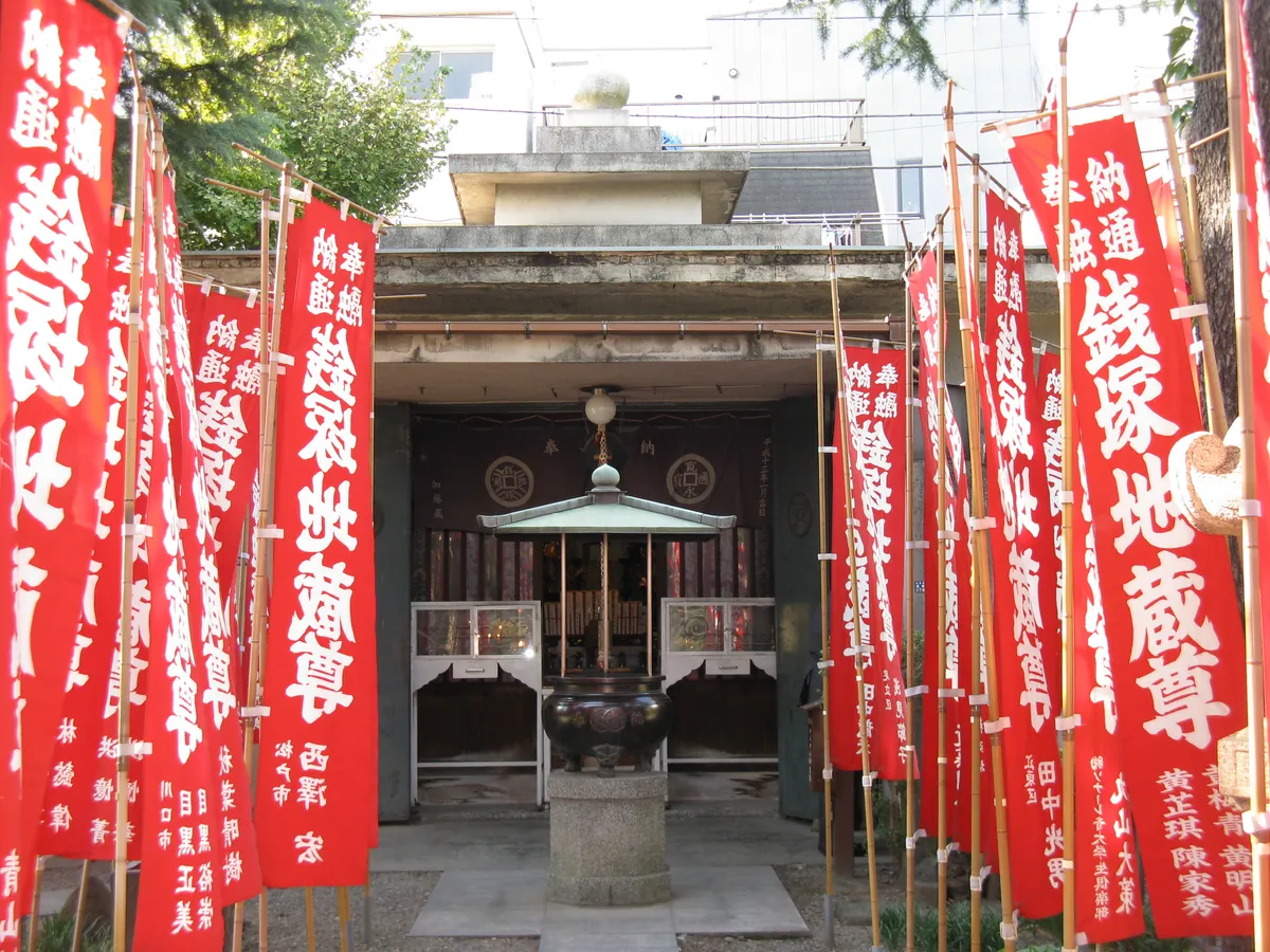 赤いのぼりに囲まれた再建前の銭塚地蔵堂（2011年撮影）