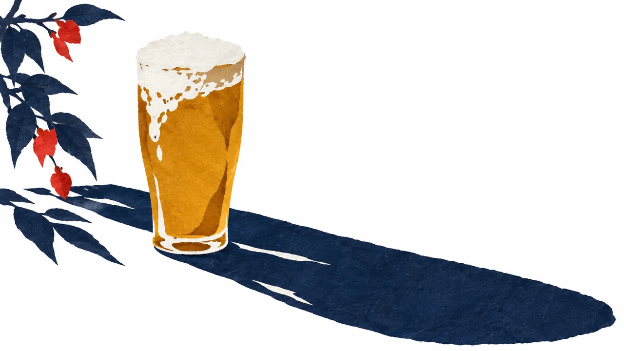 黄土色のビールグラス、白い泡と藍色の長い影を描いた切り絵イラスト