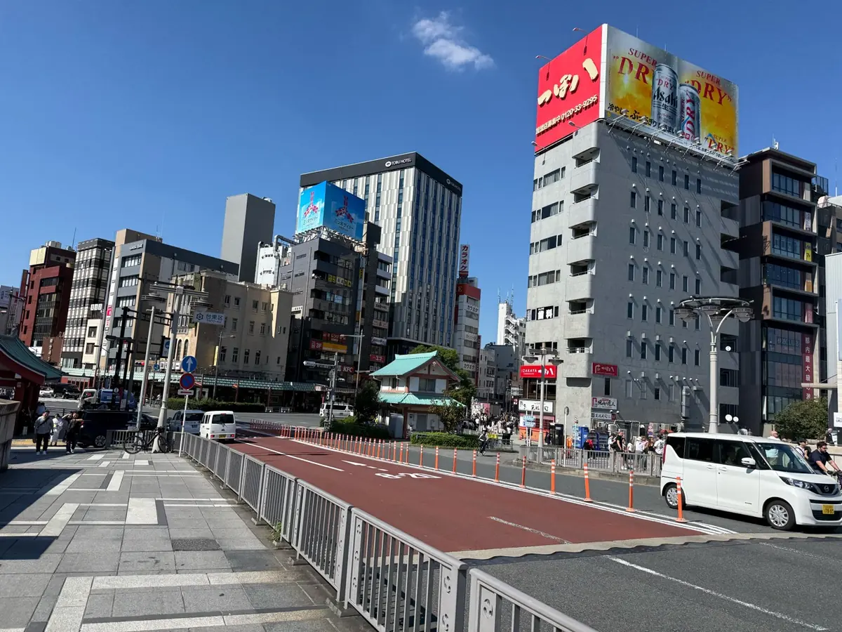 吾妻橋の浅草側にある横断歩道と浅草駅周辺の街並み