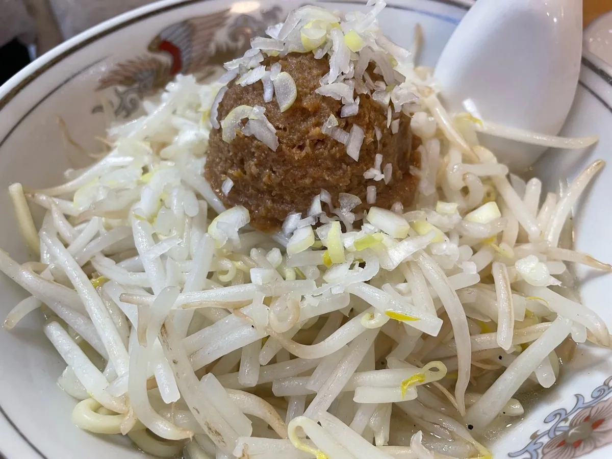 餃子の王さまの、もやしの中央に味噌が盛られたラーメン