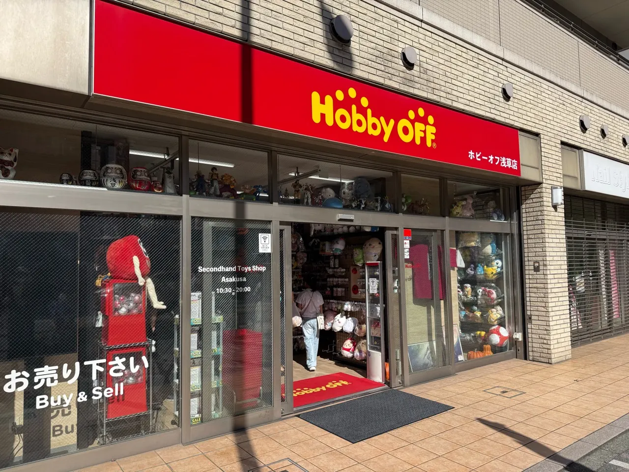 ホビーオフ浅草店の赤い看板と店頭に並ぶ玩具