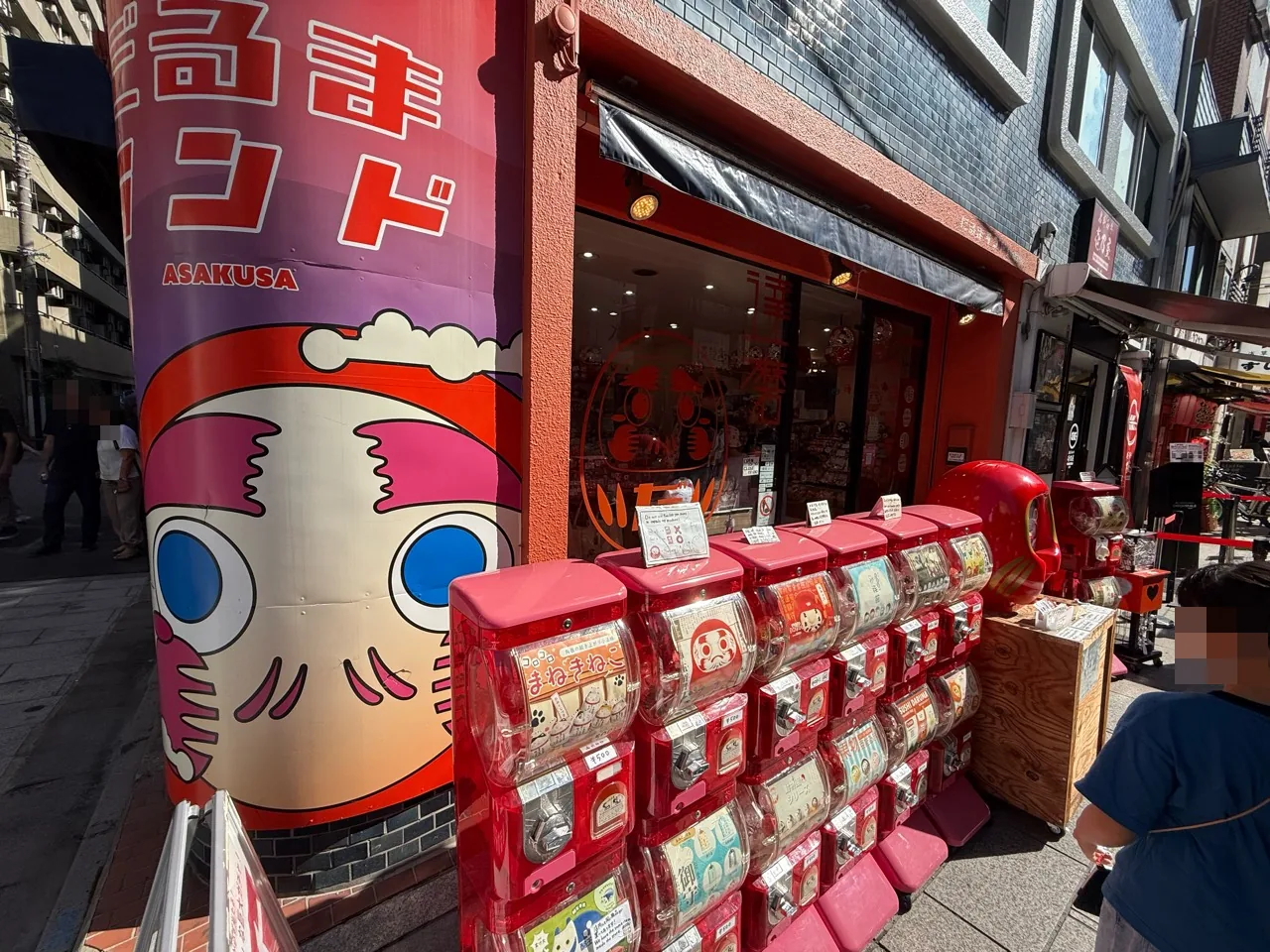 まねきねこランドの店頭に並ぶ赤いガチャガチャ