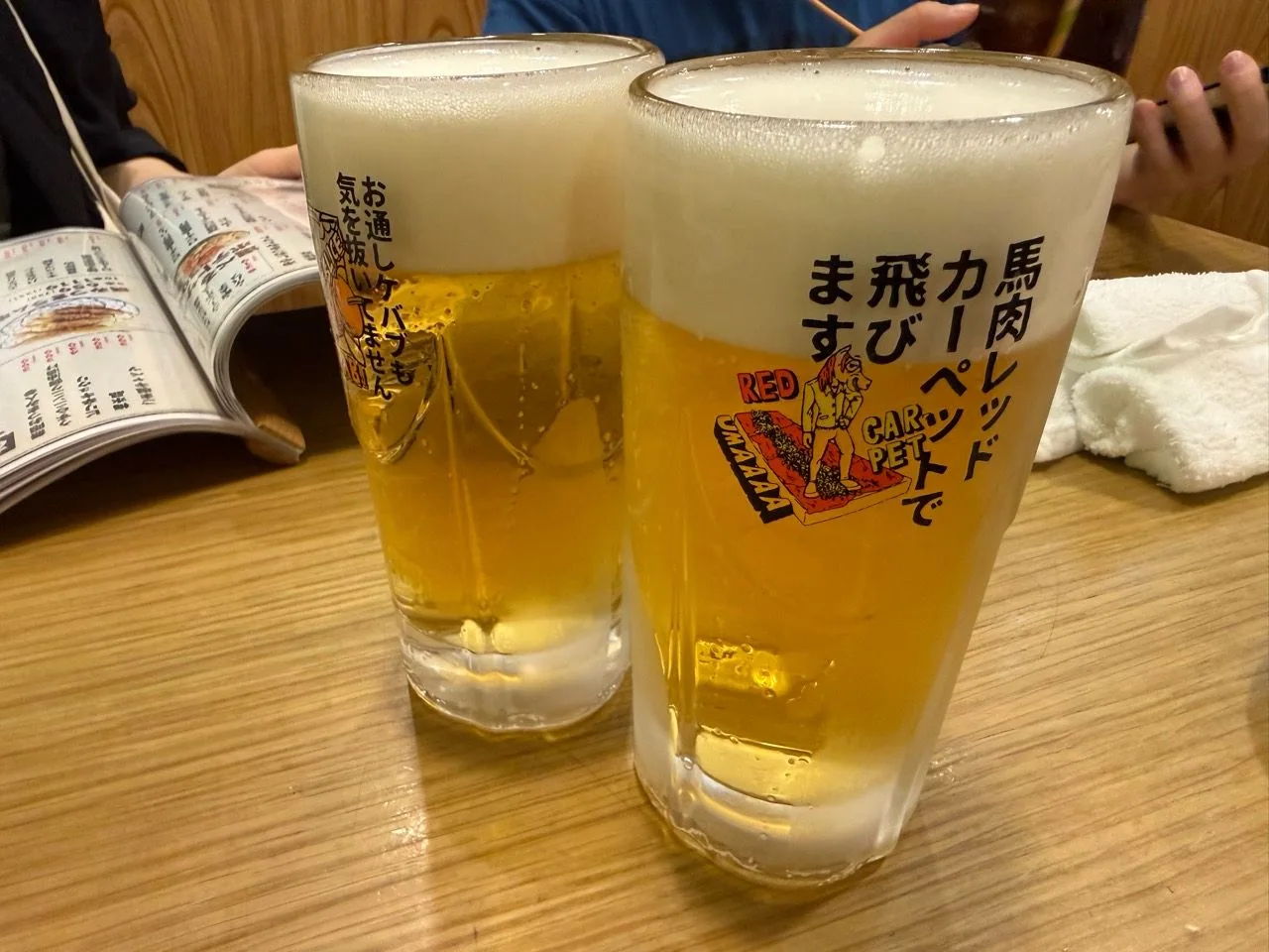 ロッキーカナイ浅草横町のロゴ入りジョッキに注がれたビール