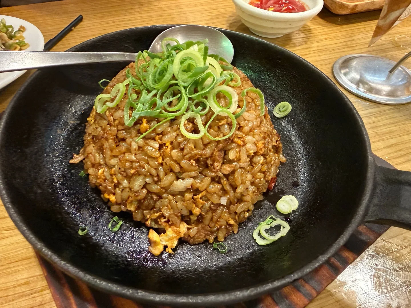 鉄鍋に盛られたねぎと卵入りの炒飯