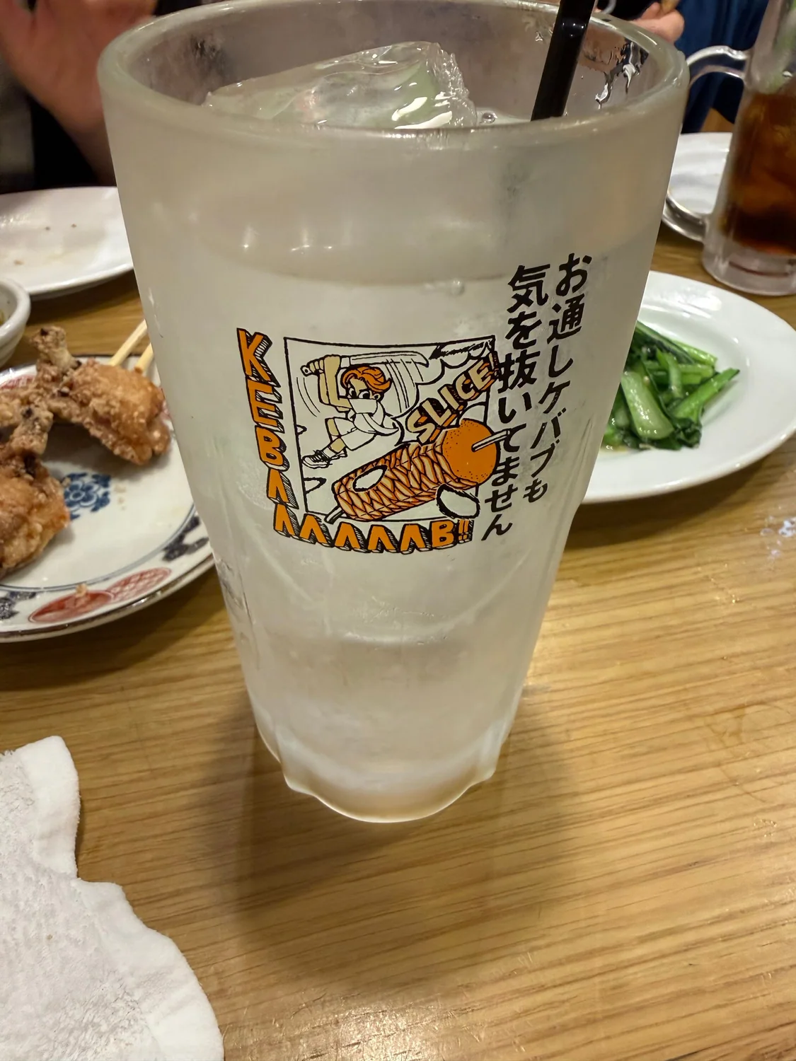 遊び心のあるイラストが描かれた、氷入りのジョッキ