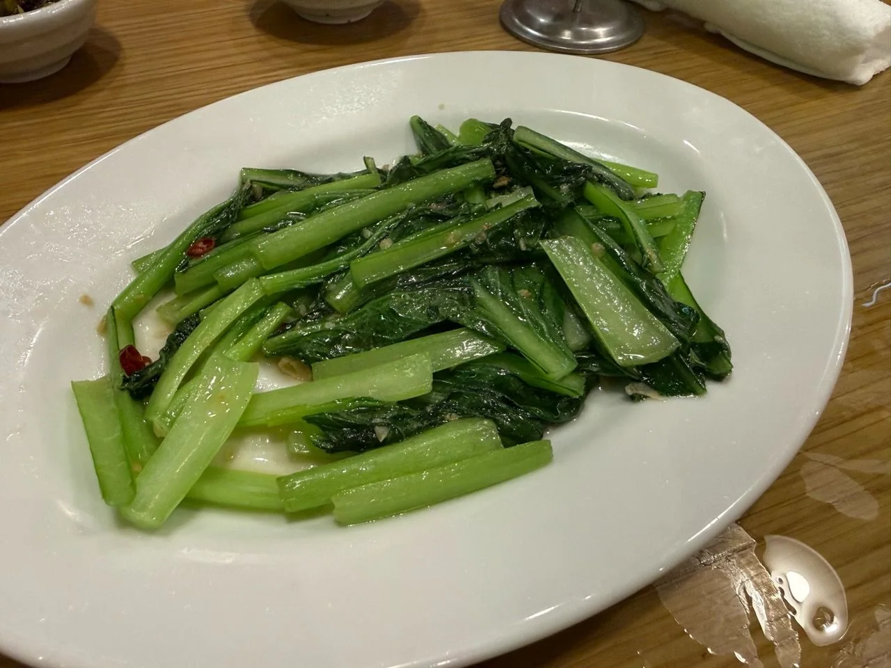白い皿に盛られた青菜の炒め物