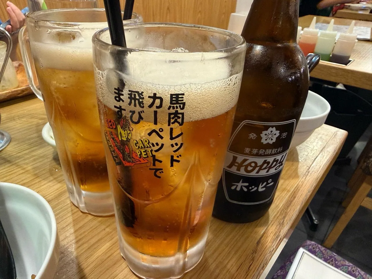 ホッピーの瓶とロッキーカナイのジョッキ