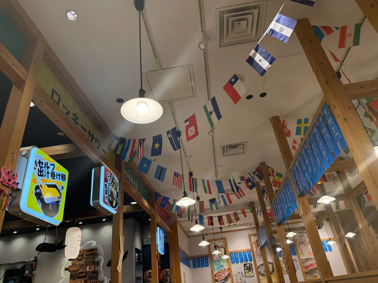 白い照明と木の仕切り、ロッキーカナイの看板が見える店内