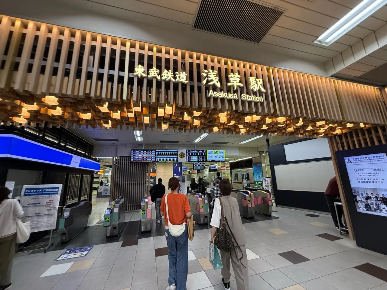 東武浅草駅の木格子の駅名表示と正面改札