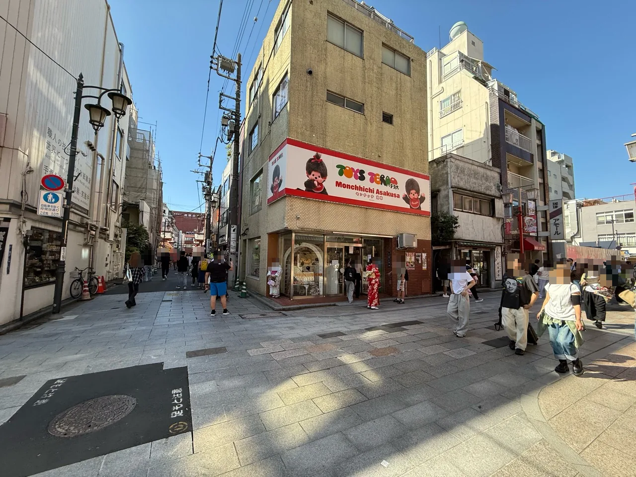 TOYS TERA Monchhichi Asakusaの外観と商店街