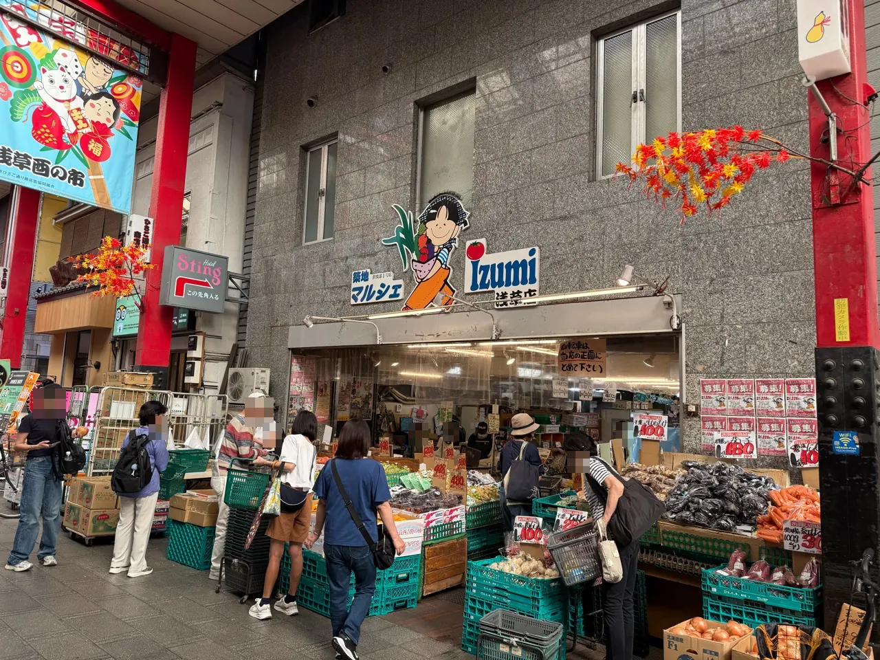 築地マルシェIzumi浅草店の店先に並ぶ野菜と買い物風景