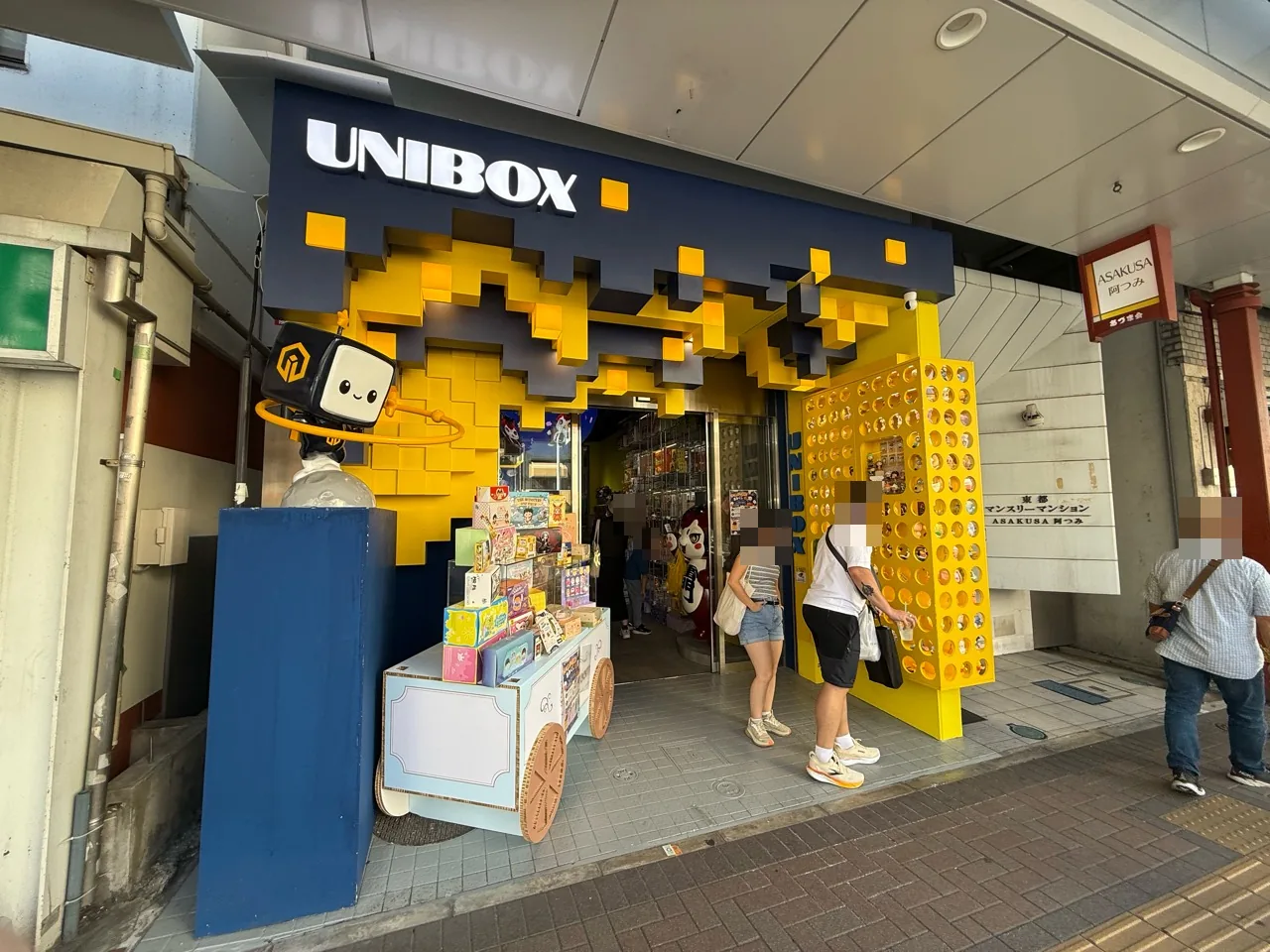 UNIBOX浅草の入口と店頭に並ぶ商品