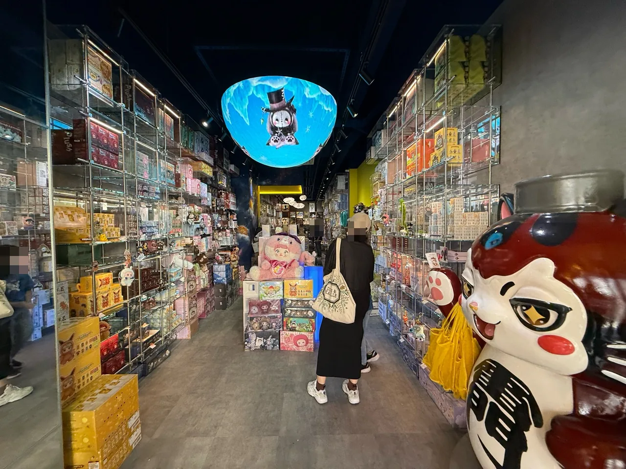 ガラス棚と青い球形ディスプレイがあるUNIBOX浅草の店内