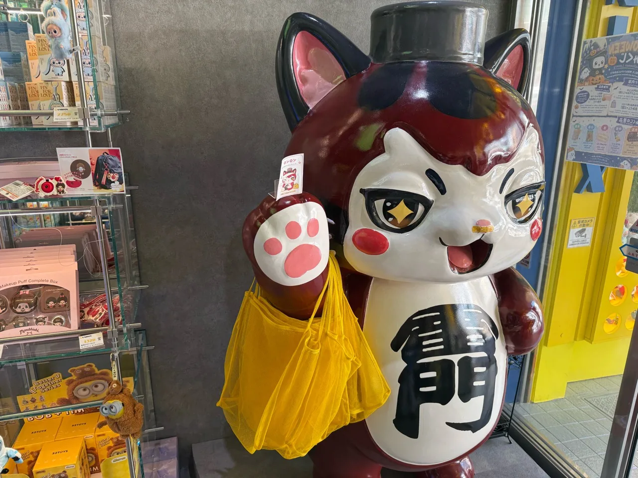 UNIBOX浅草の入口付近に置かれた大きな招き猫