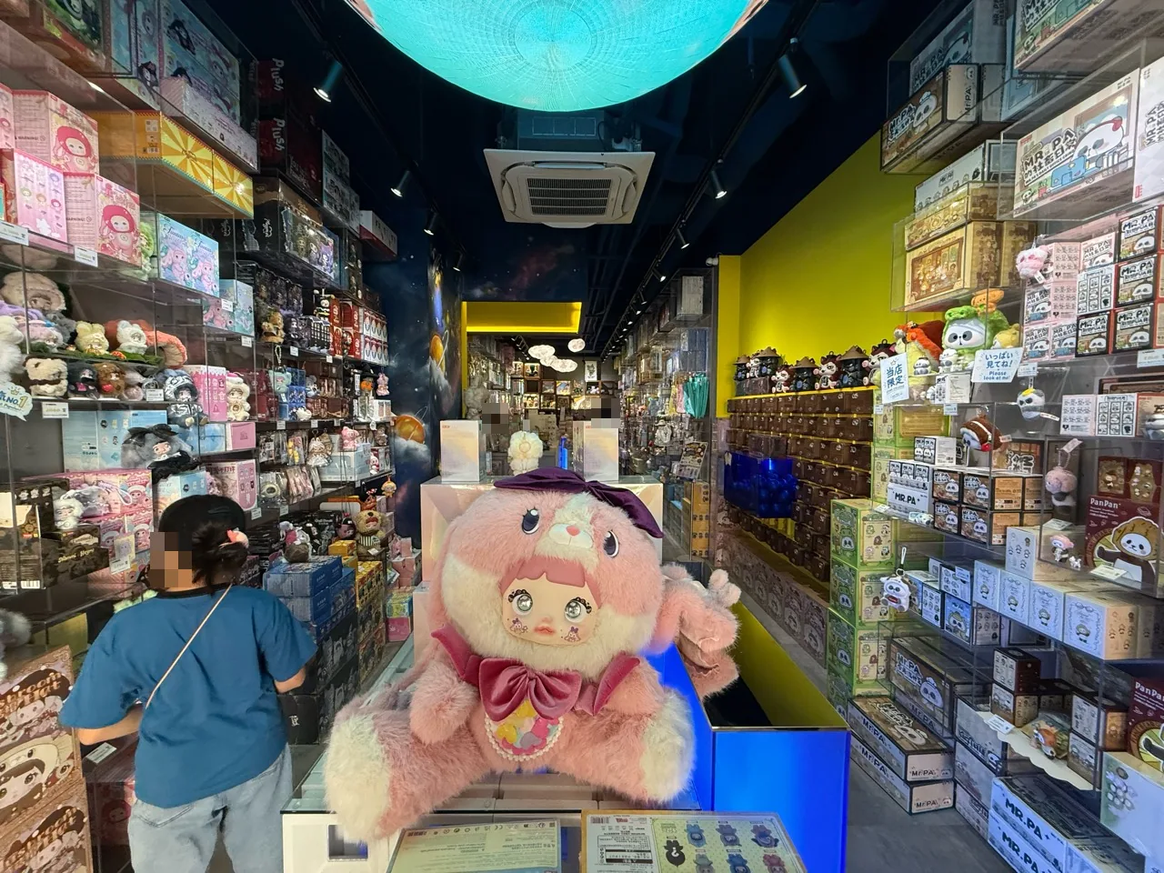 UNIBOX浅草の中央に展示された大きなピンク色のぬいぐるみ